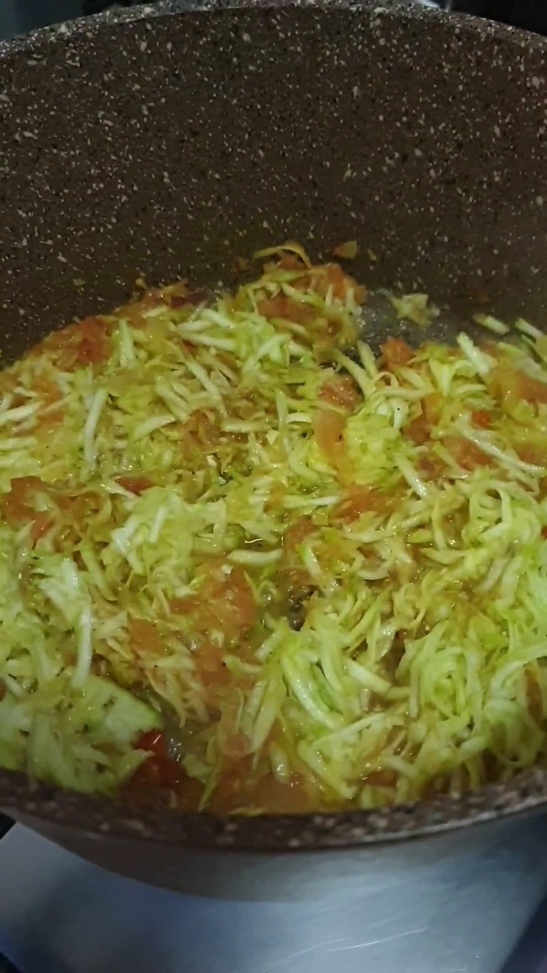 صورة لخطوة 2 من وصفة شوربة العيش مع الكوسا والطماطم 🍅🥣