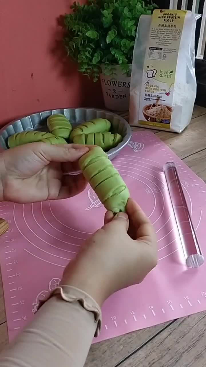 Gambar langkah 2 resipi Roti kukus pandan.