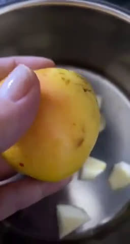 صورة لخطوة 2 من وصفة شوربه الكمثري والزبيب
