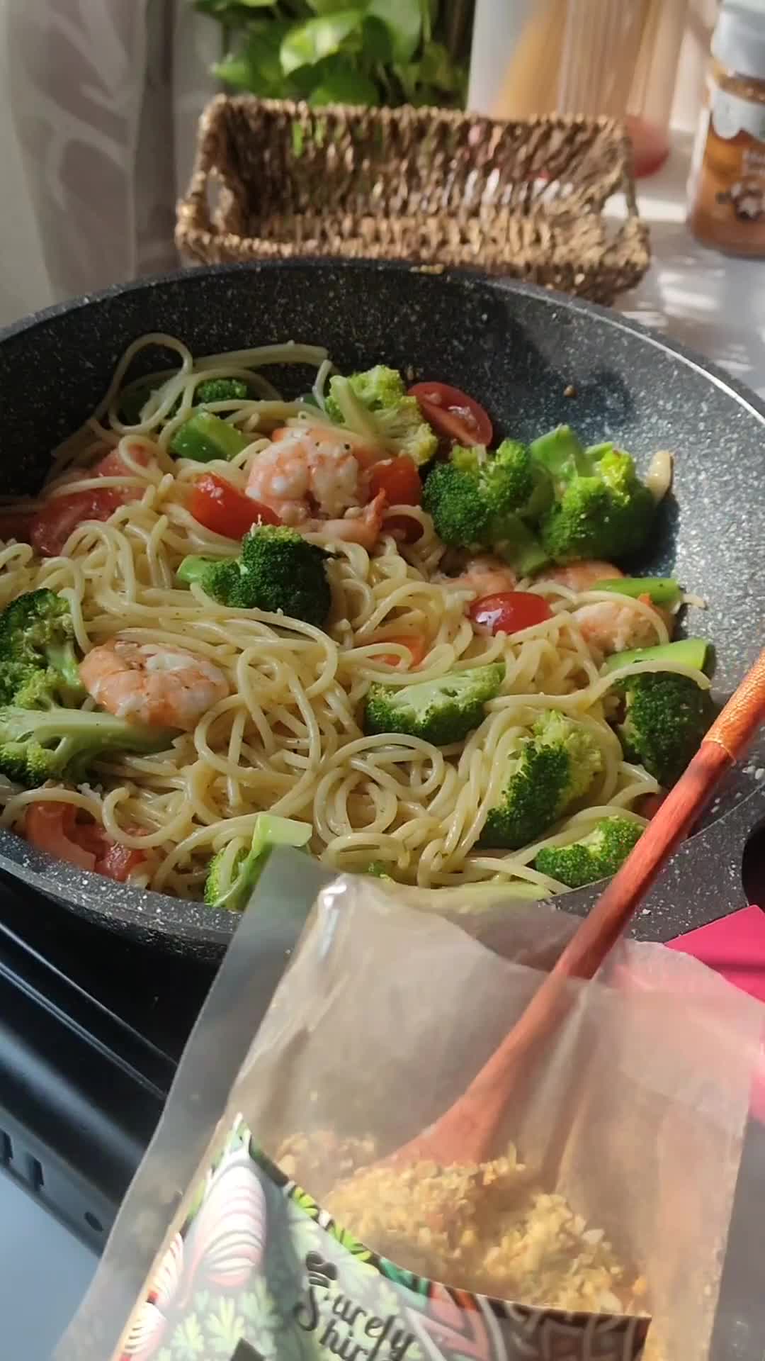 Gambar langkah 7 resipi Pasta Aglio Olio.