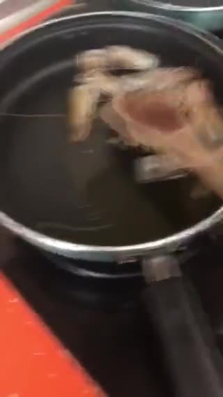 Foto del paso 2 de la receta: Tortilla de alcachofas con langostinos