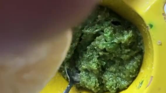 Foto del paso 8 de la receta: Pesto de albahaca y piñones, en el mortero