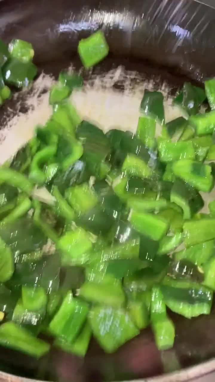 Foto del paso 2 de la receta: Chuleta de res con salsa de chile pasilla y pimiento verde