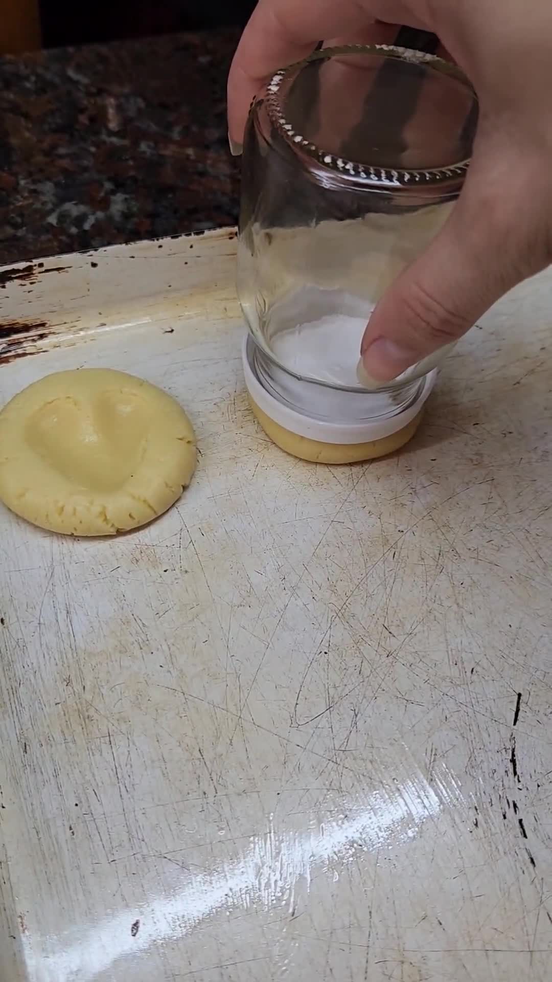 Foto del paso 4 de la receta: Galletitas con corazón dulce 💟