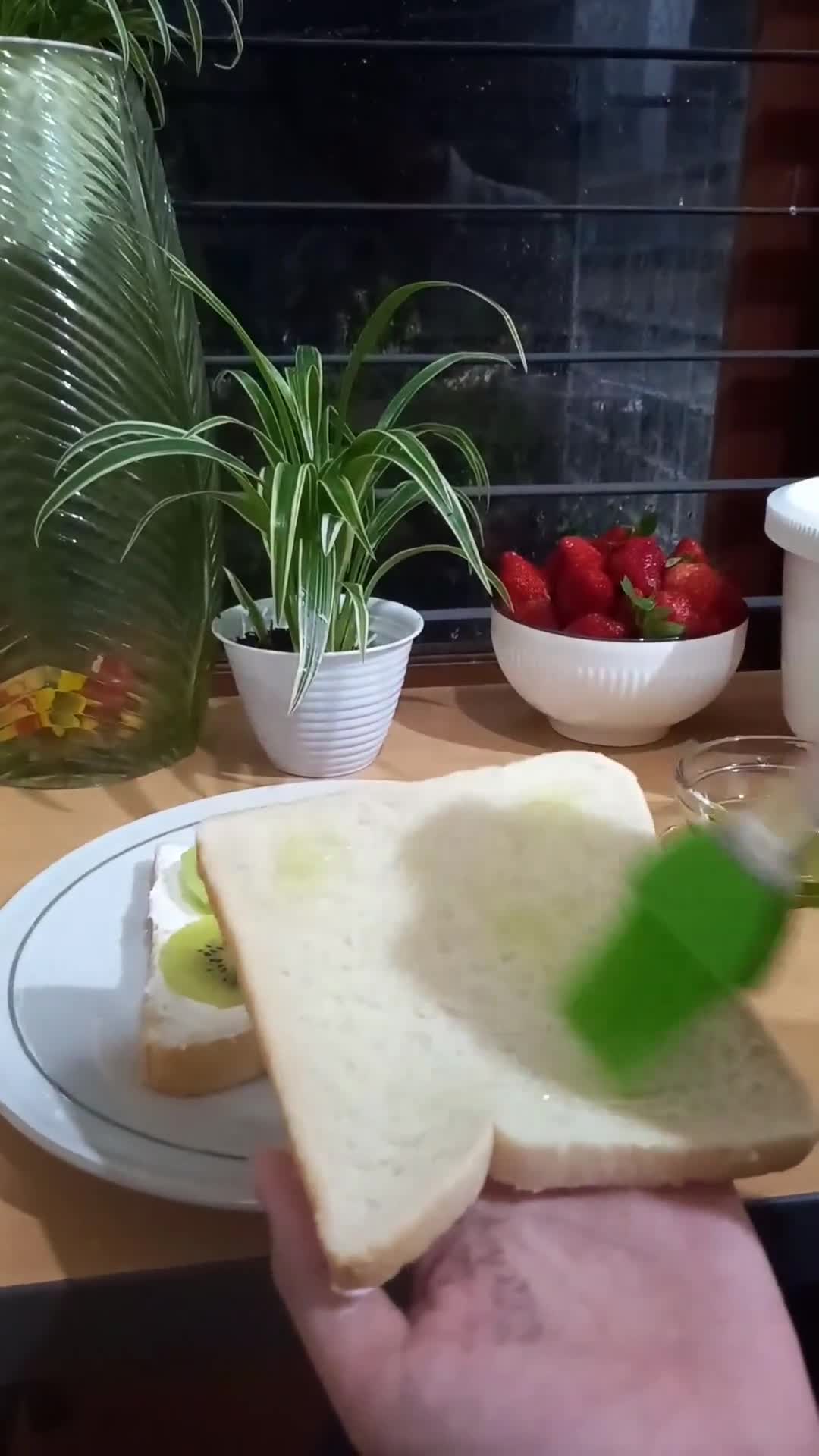Foto langkah ke 4 dari resep Kue Ulang Tahun Roti Tawar.