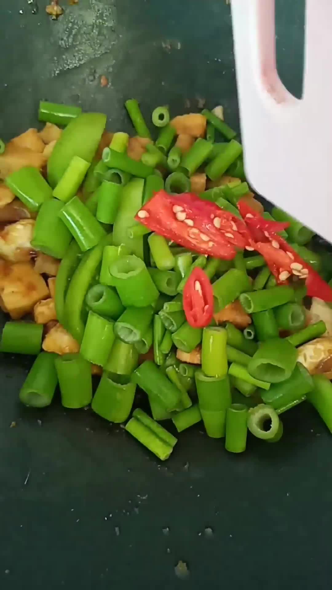 Foto langkah ke 3 dari resep Tumis Gembus Bunga Bawang.