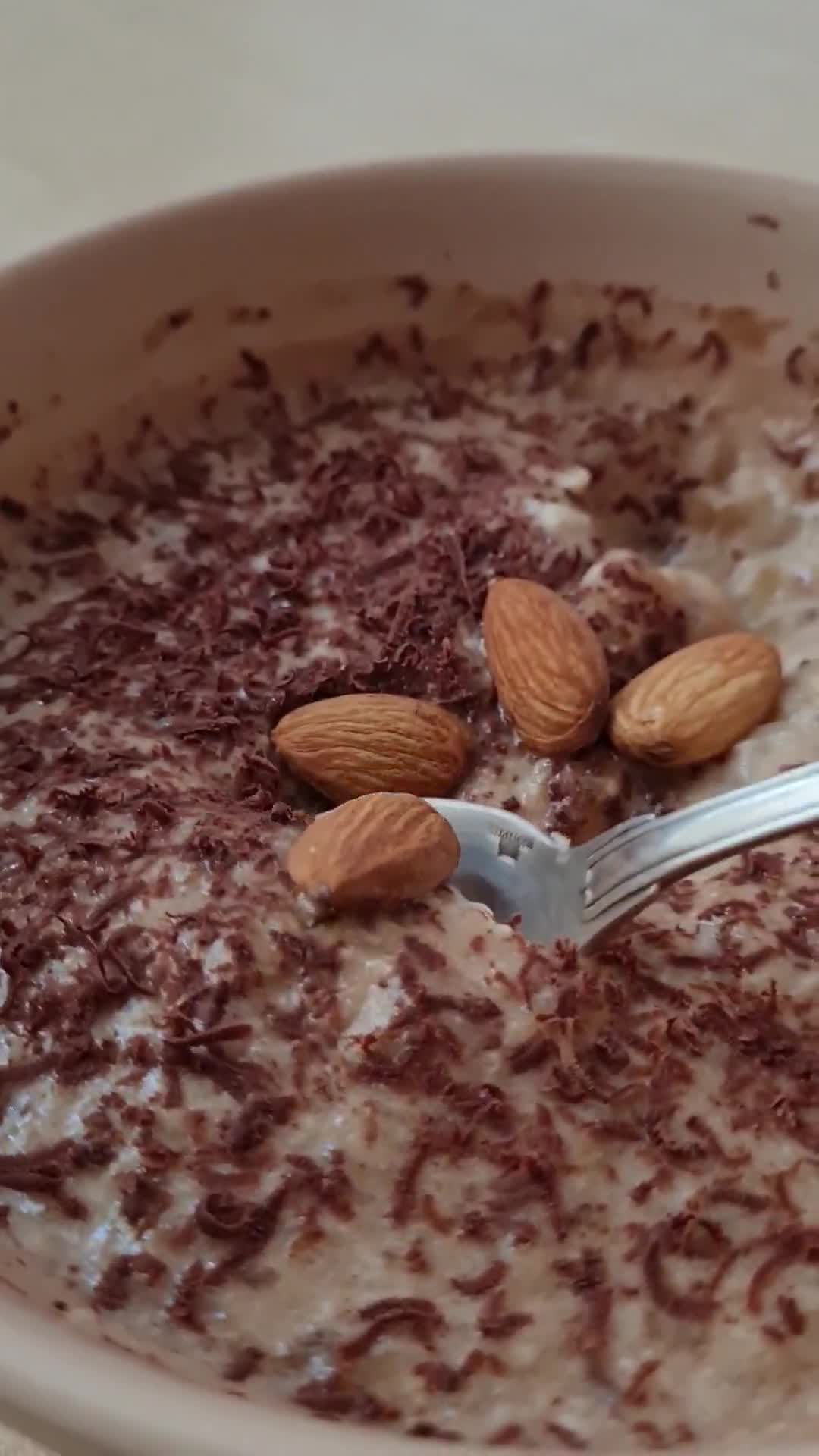 Foto del paso 4 de la receta: Smoothie bowl de yogur con banana y chocolate 🍶🍌🍫 para entrenamientos duros 🏋️🏊 🚣