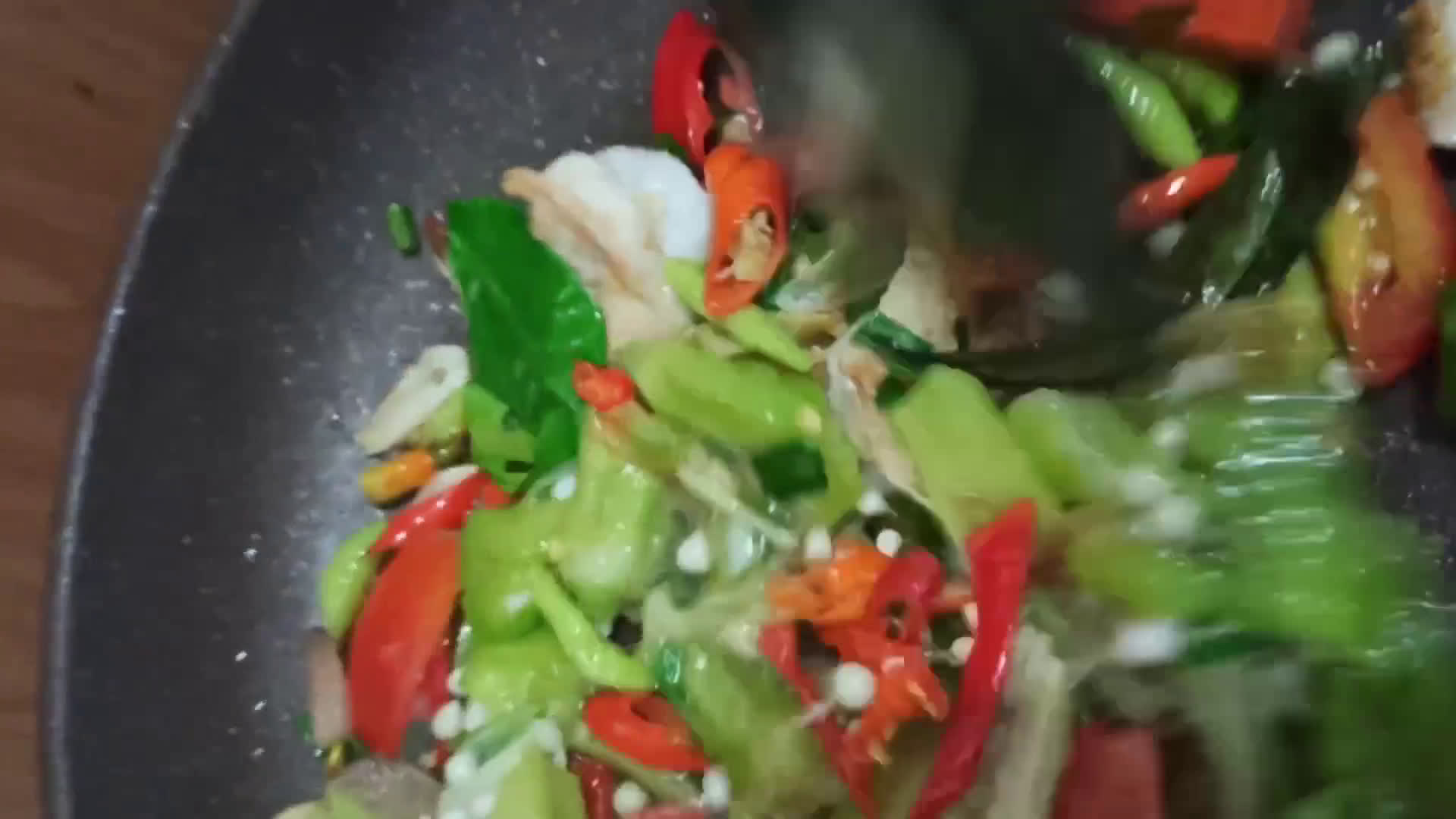 Foto langkah ke 4 dari resep Tumis Okra Udang.