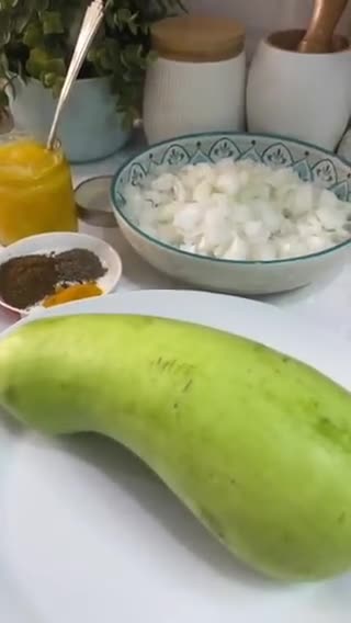 صورة لخطوة 1 من وصفة يخنة القرع الاخضر بالبصل الابيض