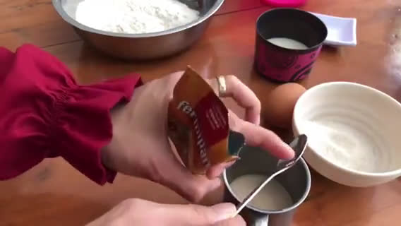 Foto langkah ke 1 dari resep Roti Isi Coklat Tanpa Oven.