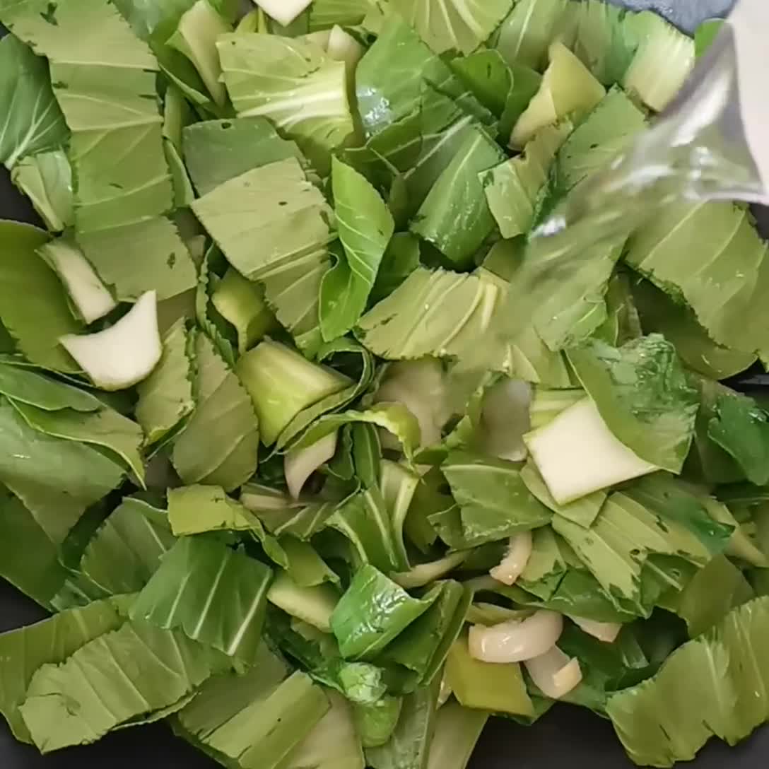Foto langkah ke 2 dari resep Pokcoy Kuah Telur.