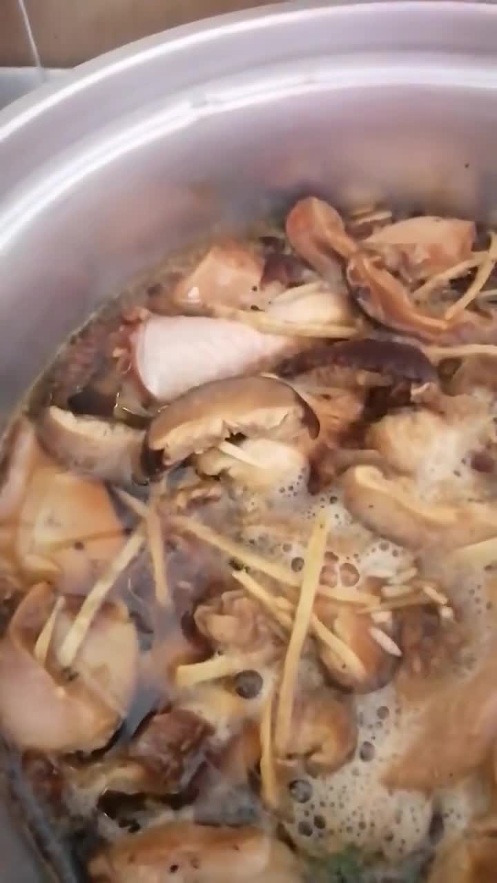 Gambar langkah 4 resipi Claypot chicken rice rice cooker.