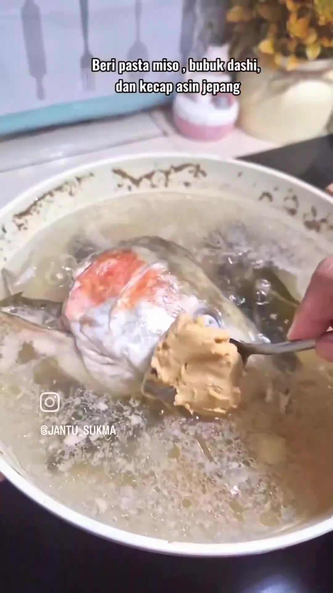 Foto langkah ke 3 dari resep Sup Miso Kepala Salmon.