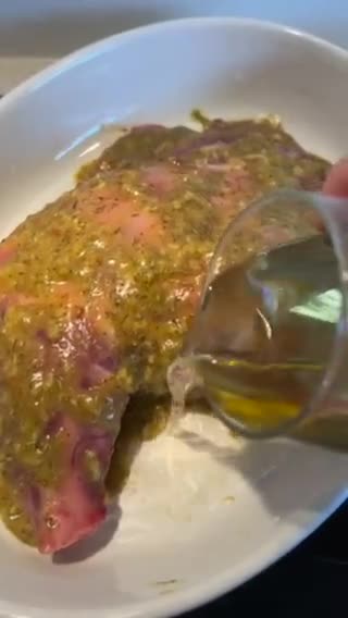 Foto del paso 4 de la receta: Paletilla de cordero entera al horno con especias y miel