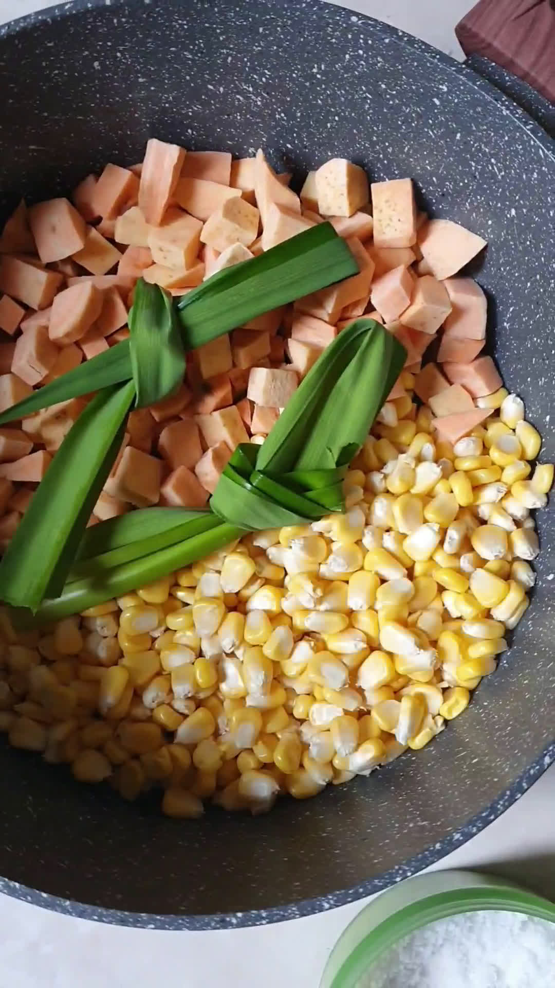 Foto langkah ke 2 dari resep Kolak Ubi Jagung.