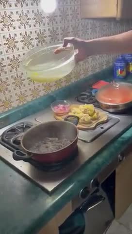 Foto del paso 1 de la receta: Mole almendrado con pollo y arroz rojo