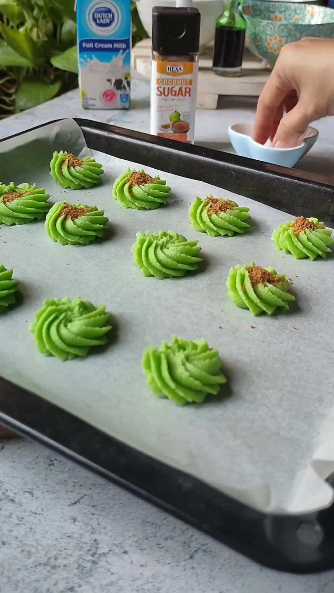 Gambar langkah 9 resipi Pandan Coconut Sugar Cookies.