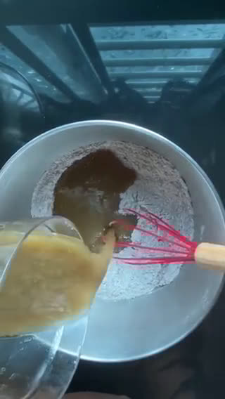 Gambar langkah 3 resipi Kek Pisang Coklat Cheese.