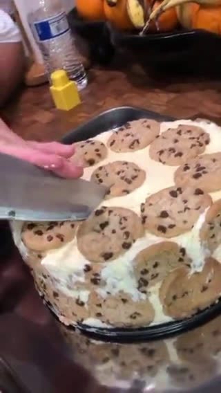Foto del paso 8 de la receta: Pastel De Nieve de Vainilla con Galletas Chispas de Chocolate
