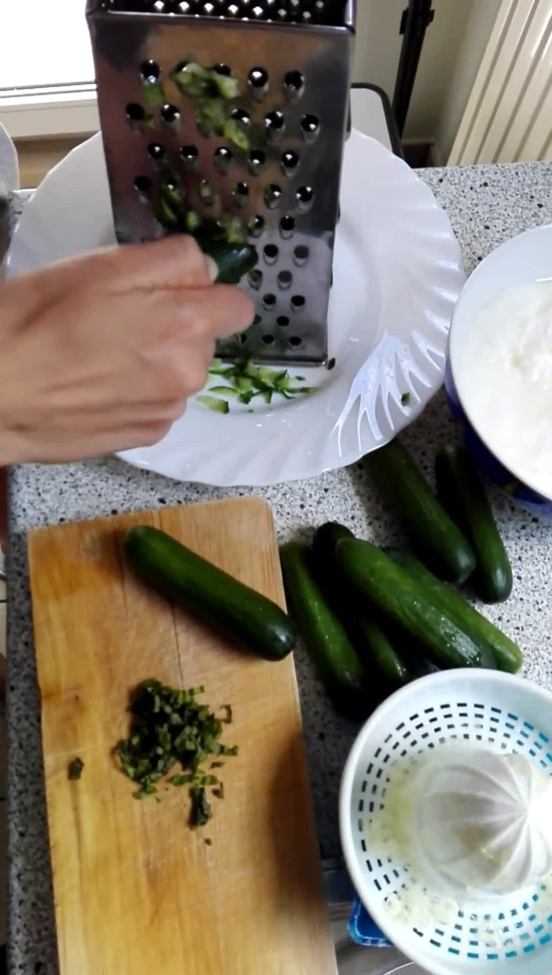 Foto del paso 3 de la receta: Gyros de pollo con repollo encurtido exprés servido en mesa