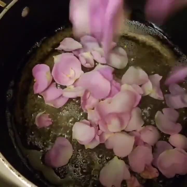 عکس مرحله 2 از دستور مربای گل محمدی