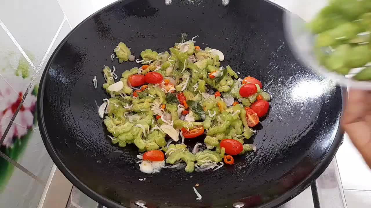 Foto langkah ke 9 dari resep Tumis Pare Petai dan Teri.