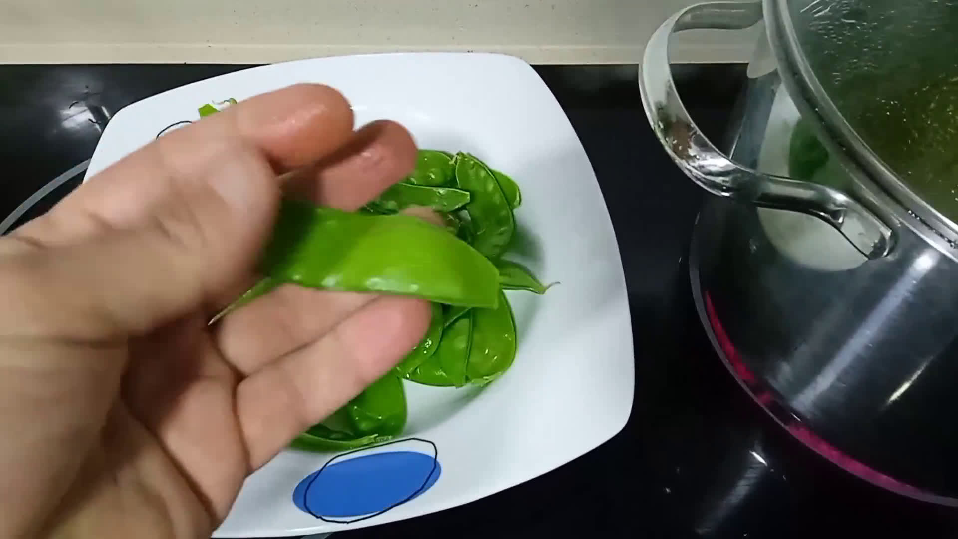 Foto del paso 2 de la receta: Pollo con tirabeques
