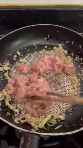 Hình bước làm 2 của món Thịt băm xào sả phiên bản tối giản