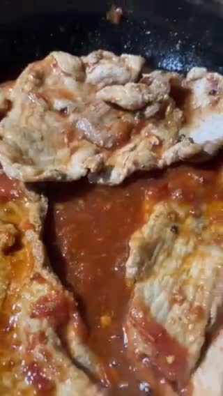Foto del paso 3 de la receta: Milanesa de puerco 🐷 en salsa roja
