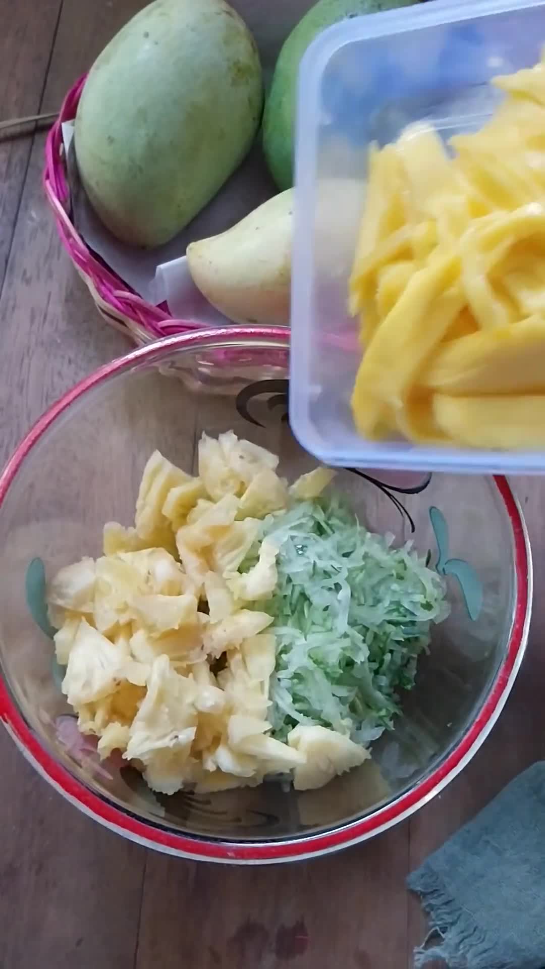 Foto langkah ke 1 dari resep Rujak Timnas (Timun Mangga Nanas).