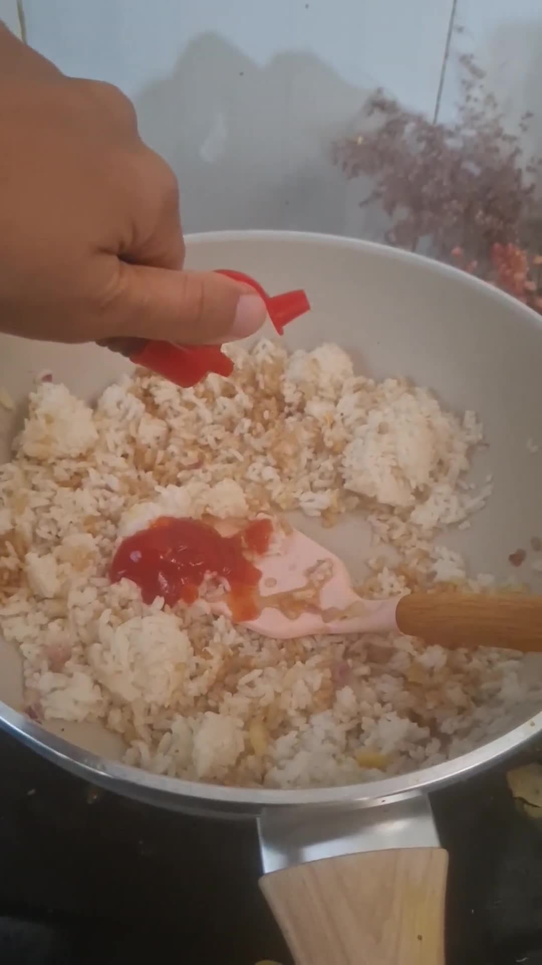 Foto langkah ke 4 dari resep Nasi Goreng merah ala chef Devina.