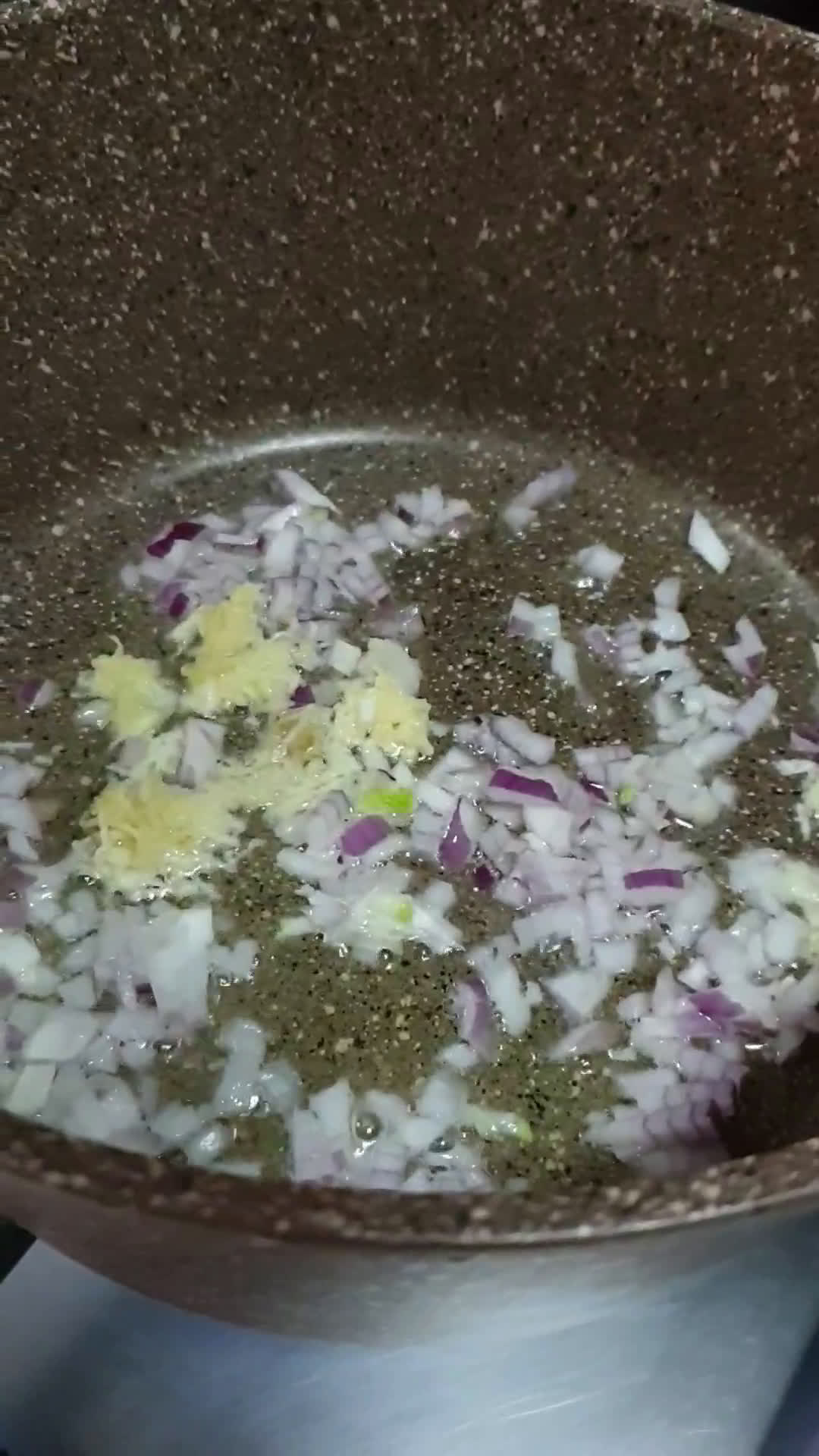 صورة لخطوة 2 من وصفة شوربة العيش مع الكوسا والطماطم 🍅🥣