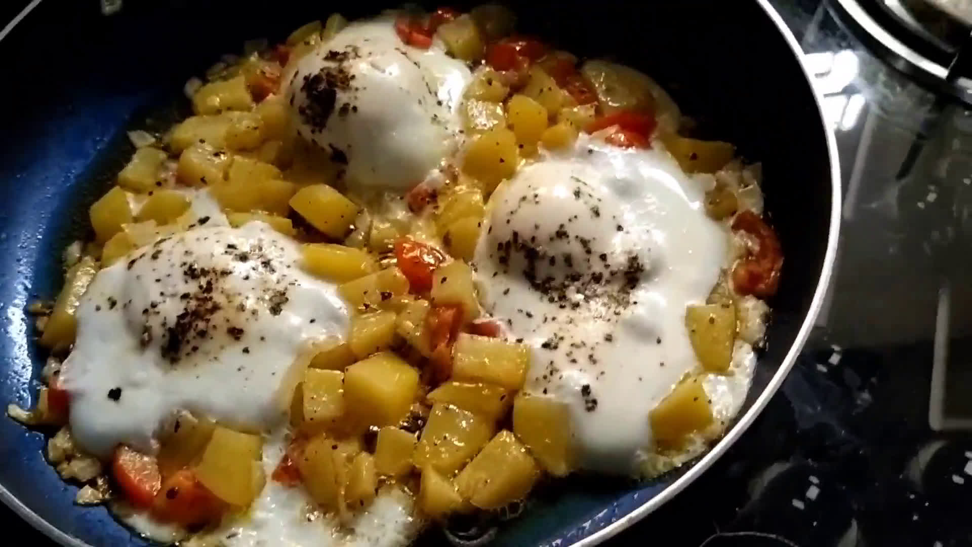 एग विथ पोटेटो ऑमलेट (अफगानी ब्रेकफास्ट) (egg with potato omelette recipe in marathi) रेसिपी स्टेप 4 फोटो 