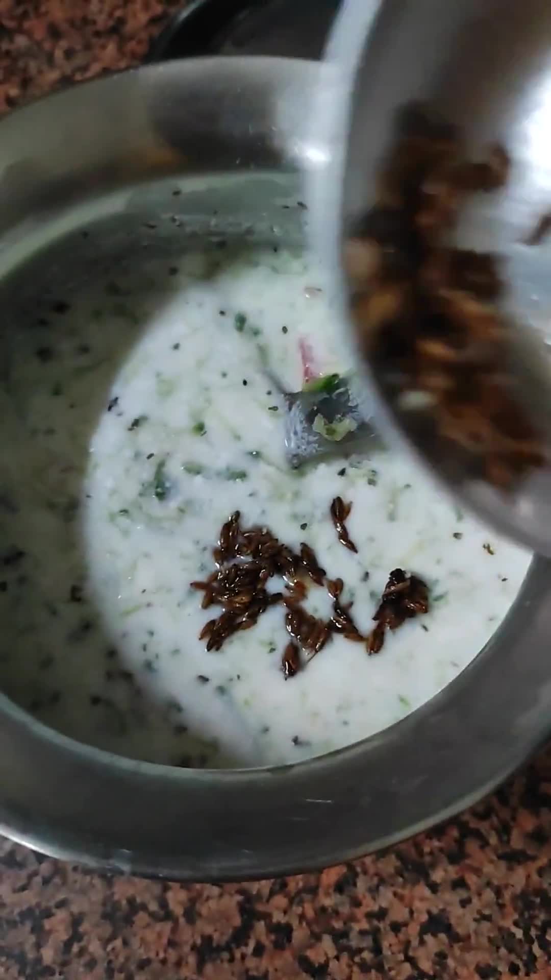 खीरा टमाटर रायता (Cucumber Tomato Raita Recipe in Hindi) रेसिपी चरण 3 फोटो