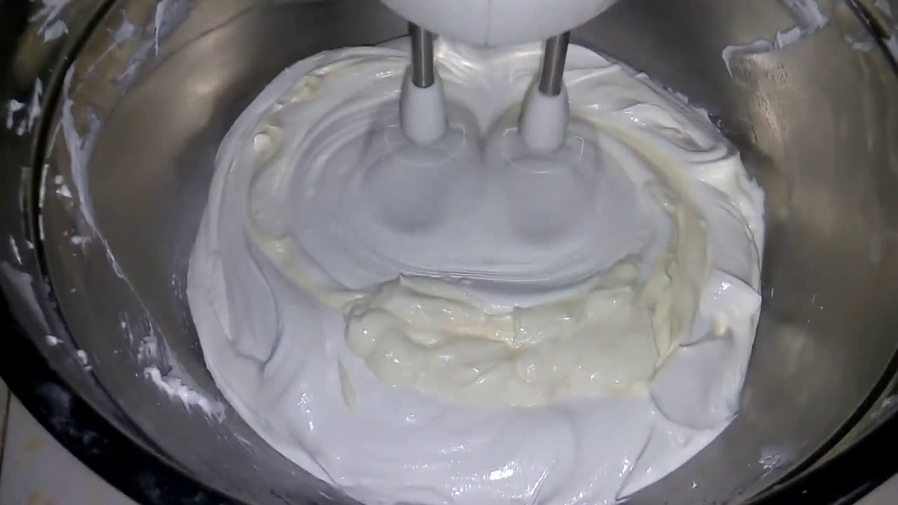 صورة لخطوة 9 من وصفة تحلية الطبقات كيوي 🥝فراولة 🍓