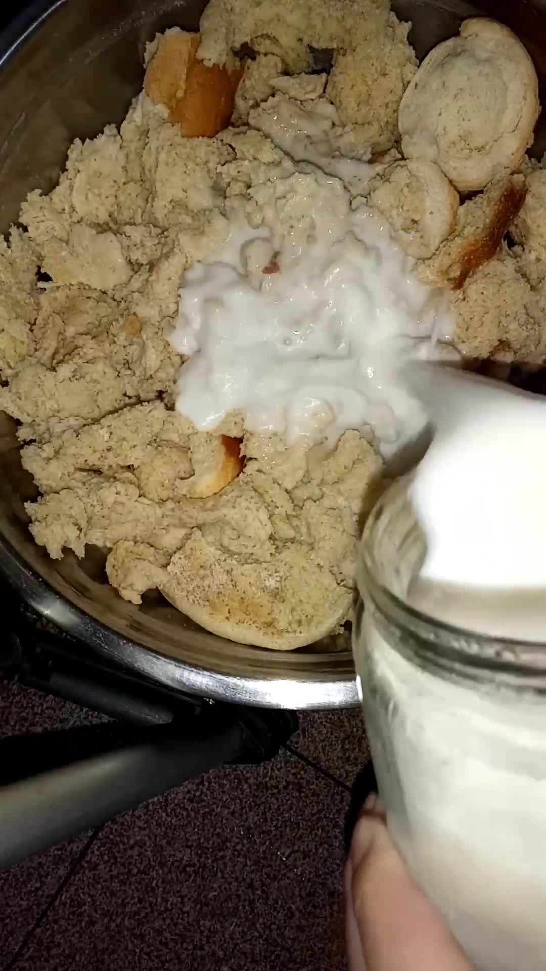 Foto del paso 1 de la receta: Budín de pan sin huevo