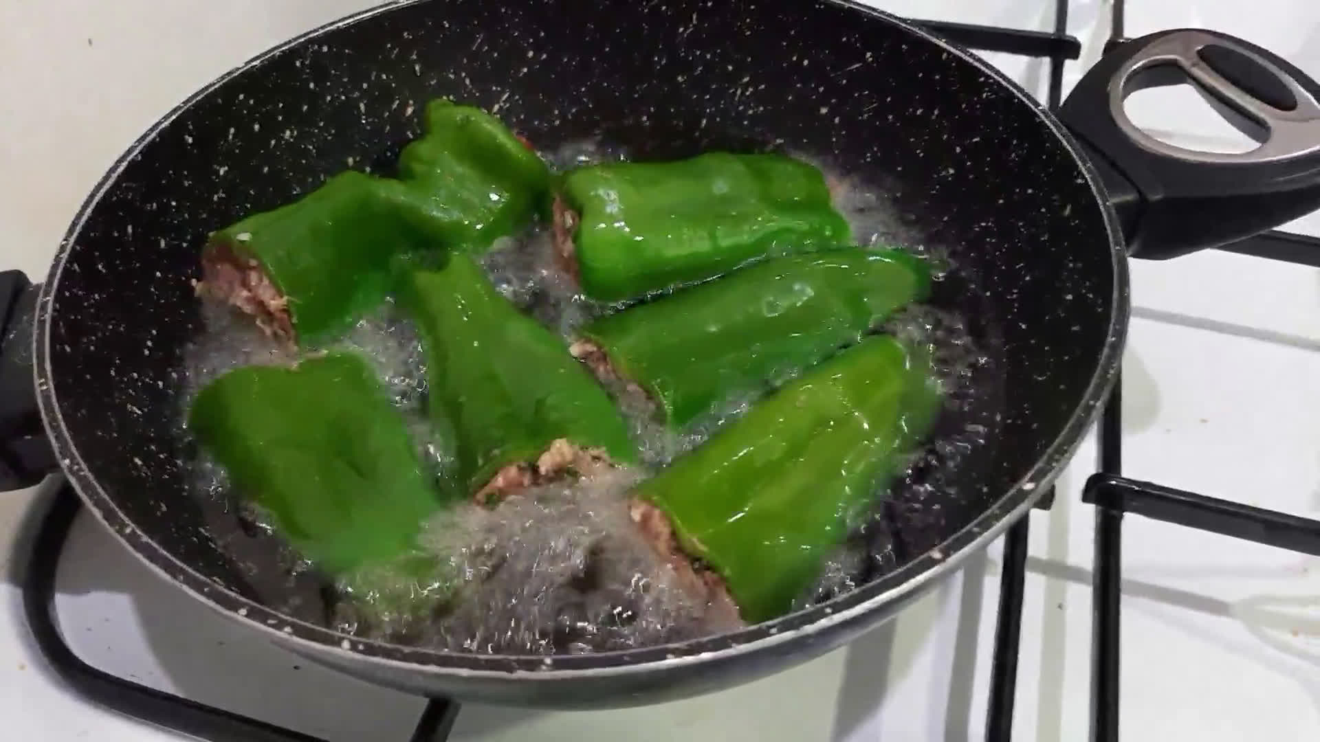 صورة لخطوة 6 من وصفة دولمة فلفل حلو روعة بنتها بنة 😋