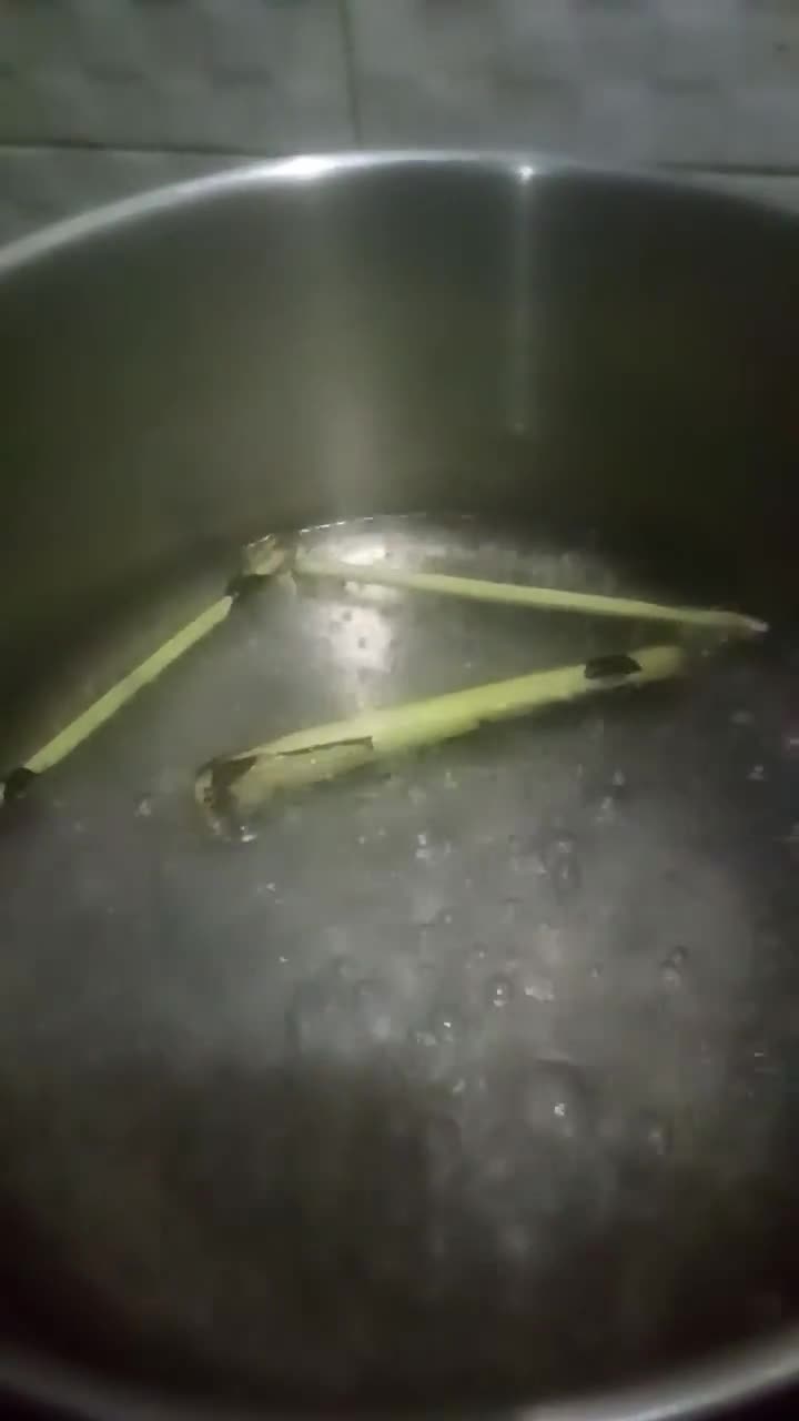Foto langkah ke 2 dari resep Lemongrass Honey Tea.