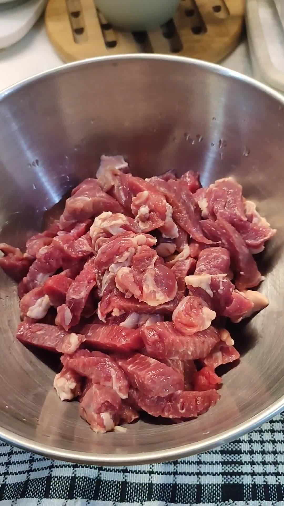 Foto langkah ke 1 dari resep Tumis daging pokcoy.