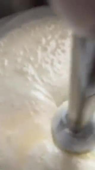 Foto del paso 5 de la receta: Tarta de queso quemada, con crumble de galletas, miel y chía