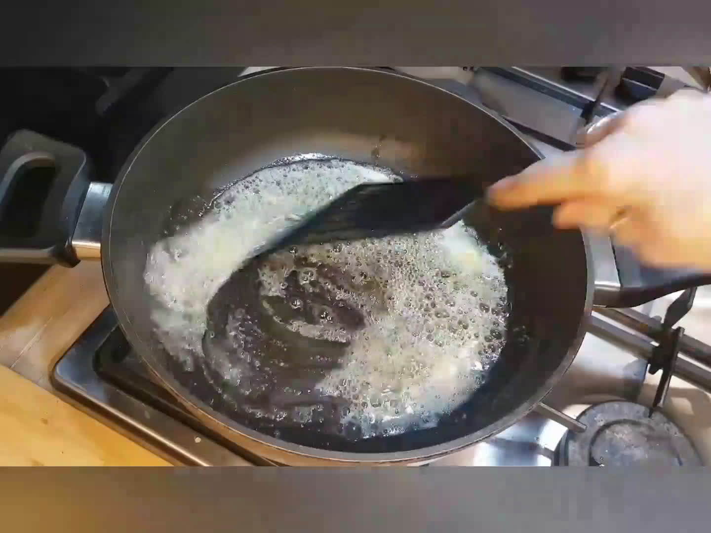 Une image de l'étape 2 de DESSERT MINUTE : BANANES FLAMBEES caramélisées AU RHUM.