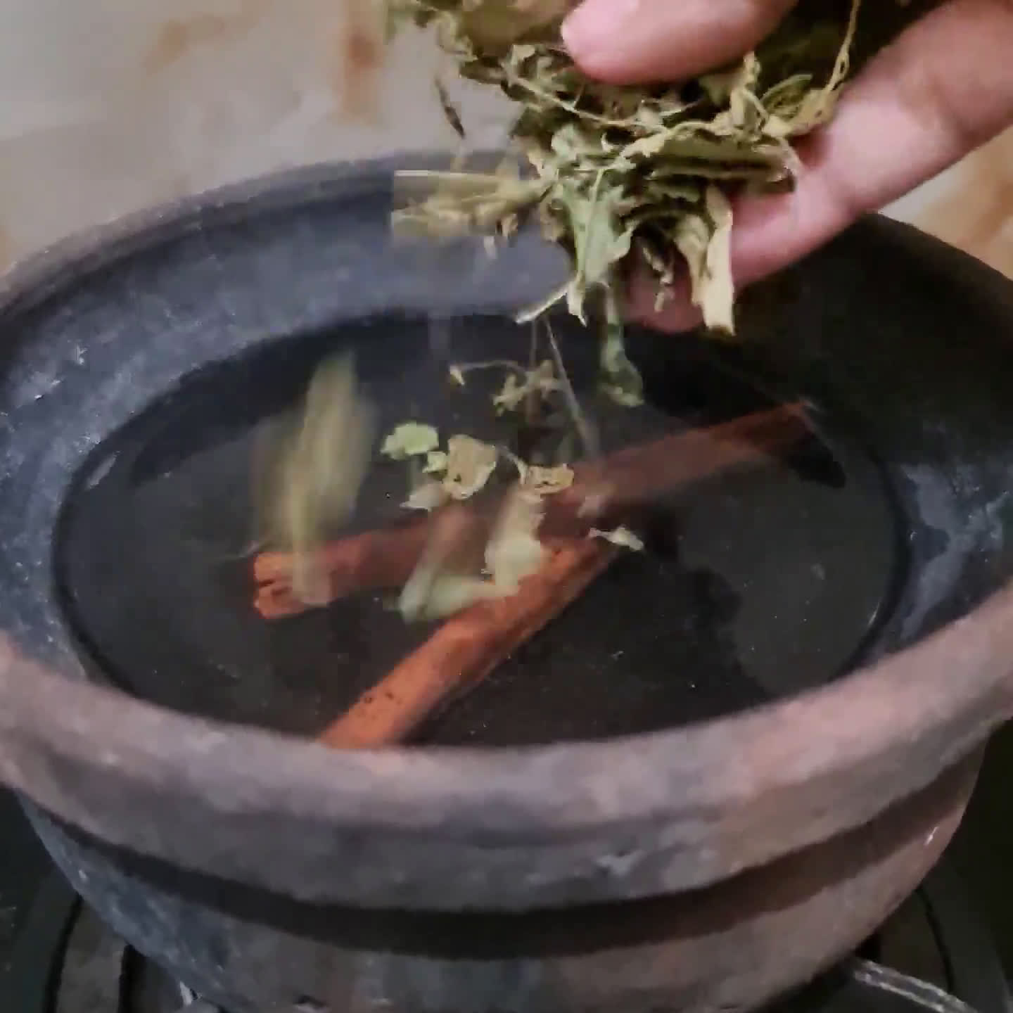 Foto langkah ke 2 dari resep Teh Sereh Daun Kelor dan Kayu Manis.