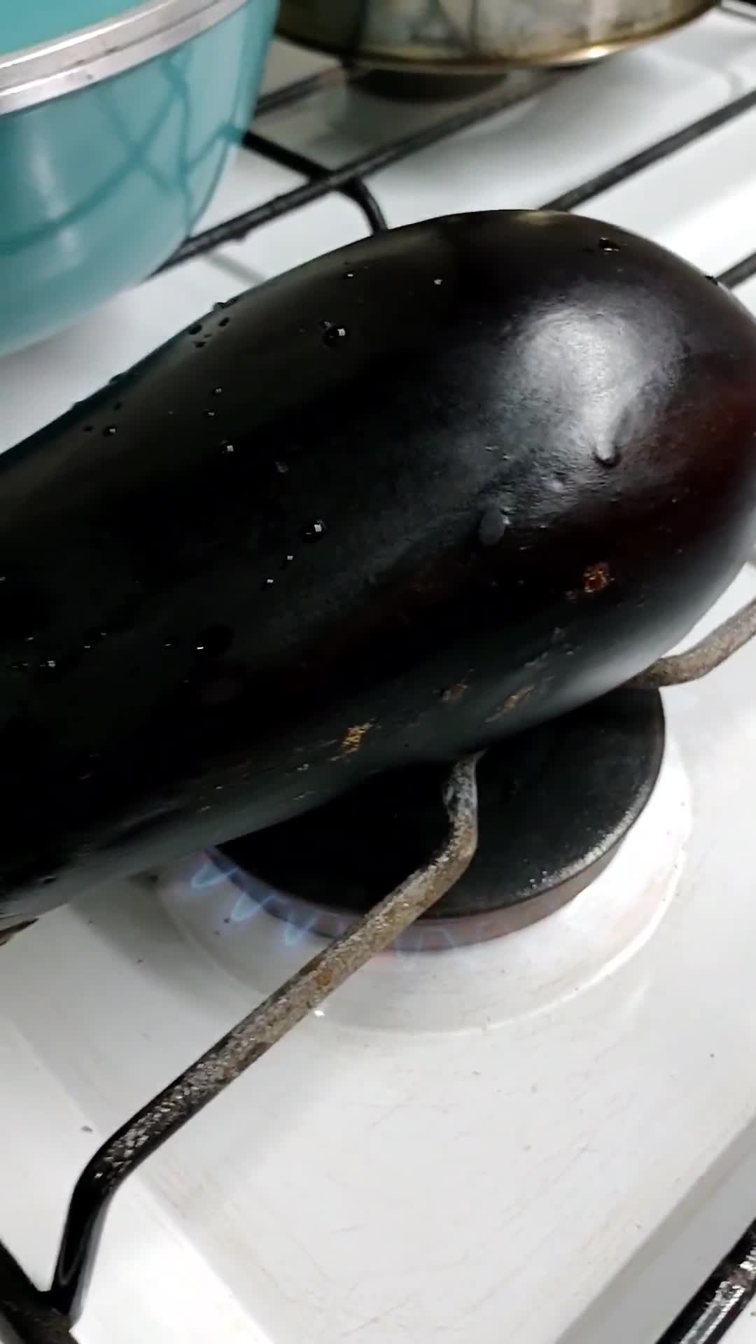 Foto del paso 1 de la receta: Berenjena ahumada, rellena con queso a la milanesa 🍆