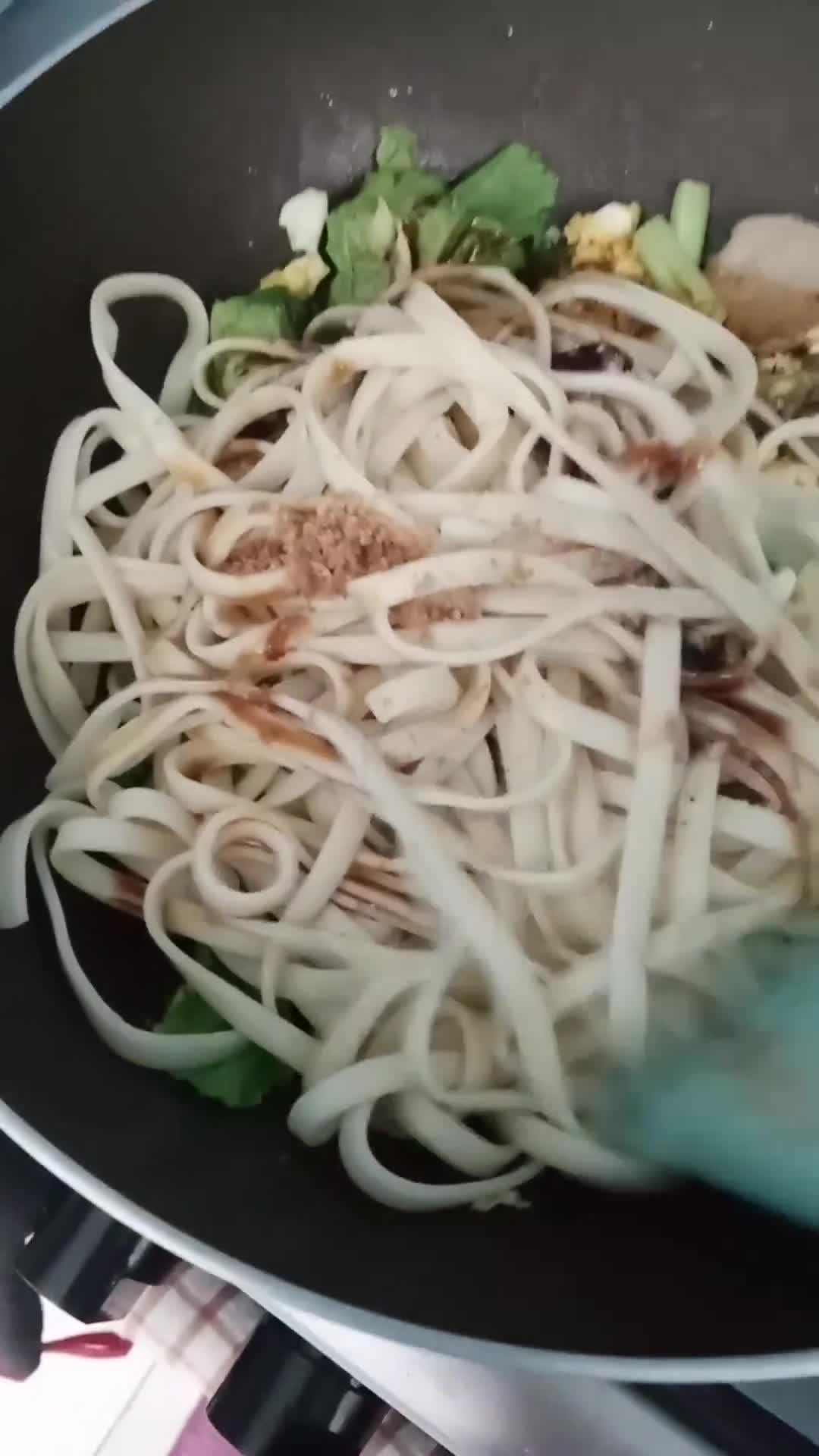 Foto langkah ke 3 dari resep Fettuccine Kwetiau Bakso ala Solaria.