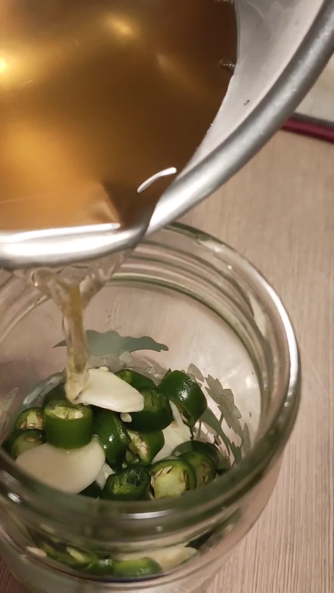 Foto langkah ke 3 dari resep Garlic & Green Chilli Pickles in a jar (acar Baput Cabe Ijo).