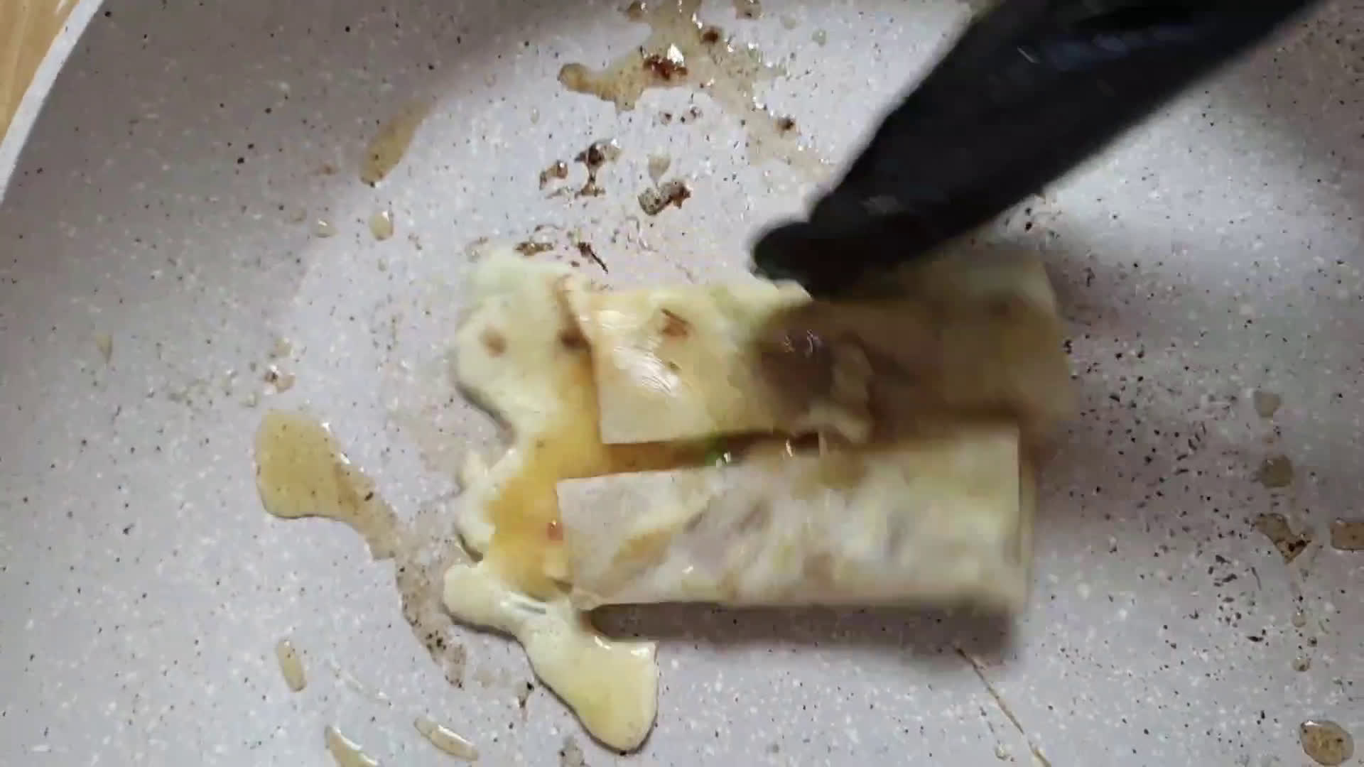 Foto langkah ke 5 dari resep Martabak Teflon Simpel.