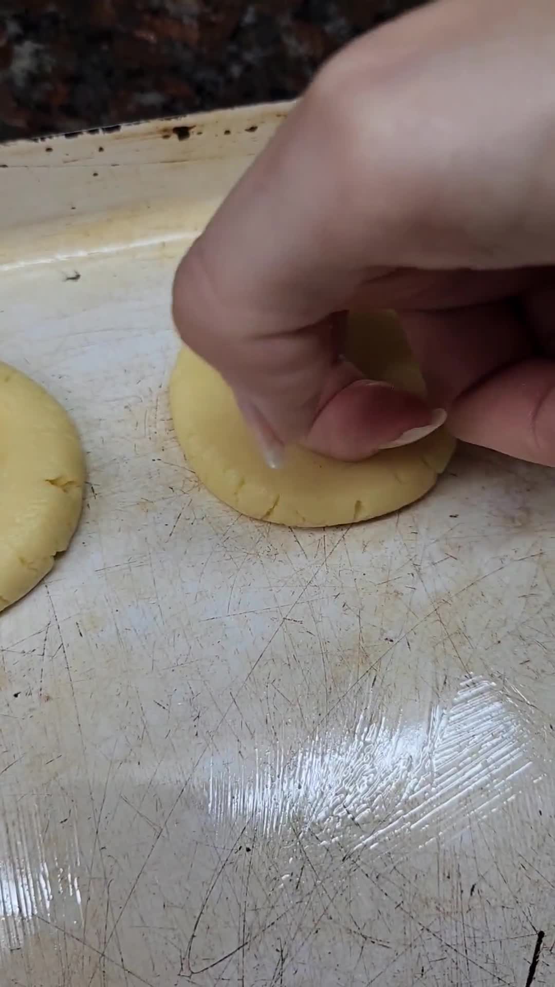 Foto del paso 4 de la receta: Galletitas con corazón dulce 💟