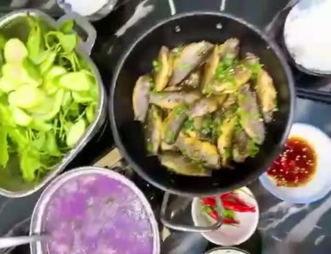 Hình bước làm 4 của món Cá Heo Sông Mekong Kho Lạt Kèm Rau Sống