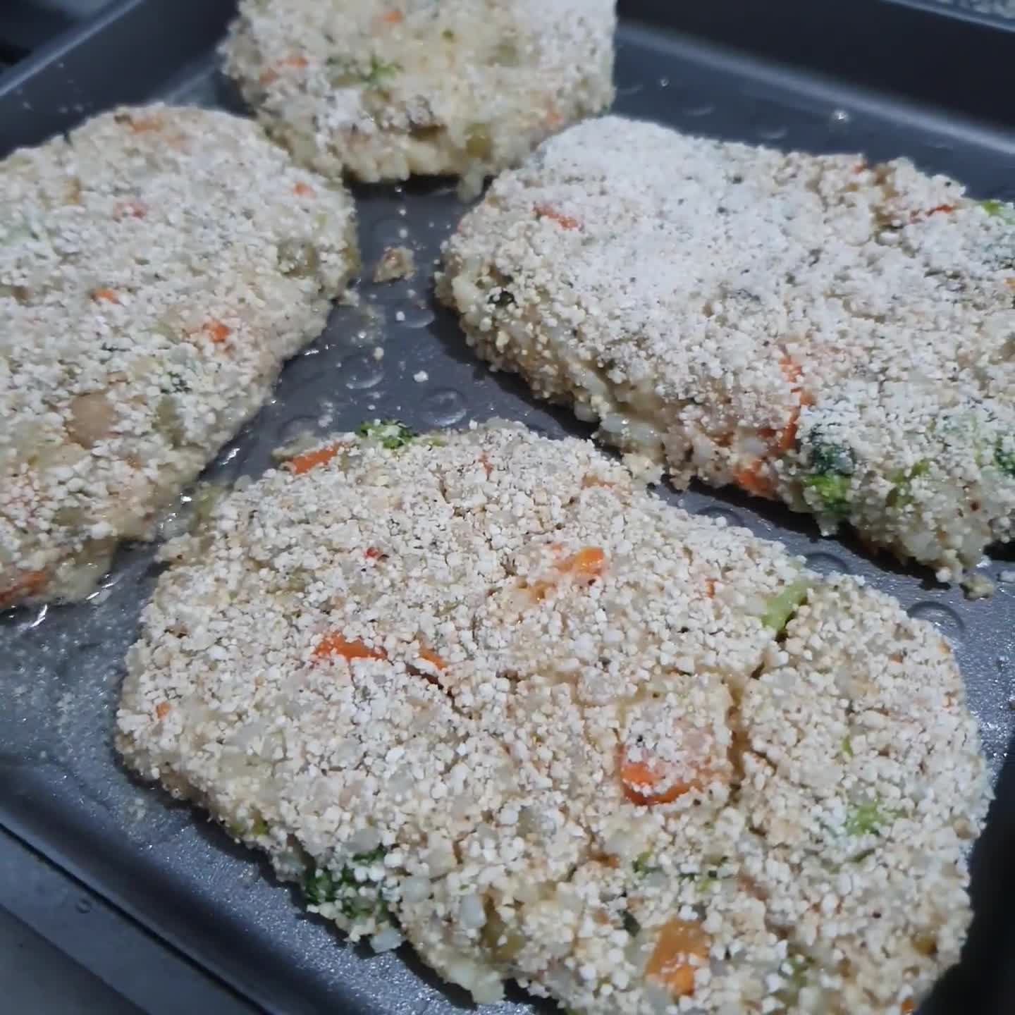 Foto del paso 2 de la receta: 🍚🥦🥕 Milanesas de arroz y vegetales 🍚 🥦🥕