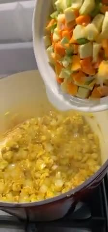 صورة لخطوة 3 من وصفة شوربة الخضار بالدجاج